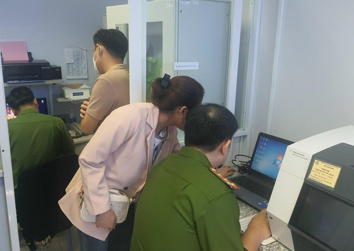 Lực lượng chức năng đang thực hiện lệnh khám xét nơi làm việc của các bị can.