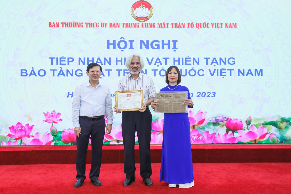 26 cá nhân, gia đình hiến tặng 392 hiện vật cho Bảo tàng MTTQ Việt Nam