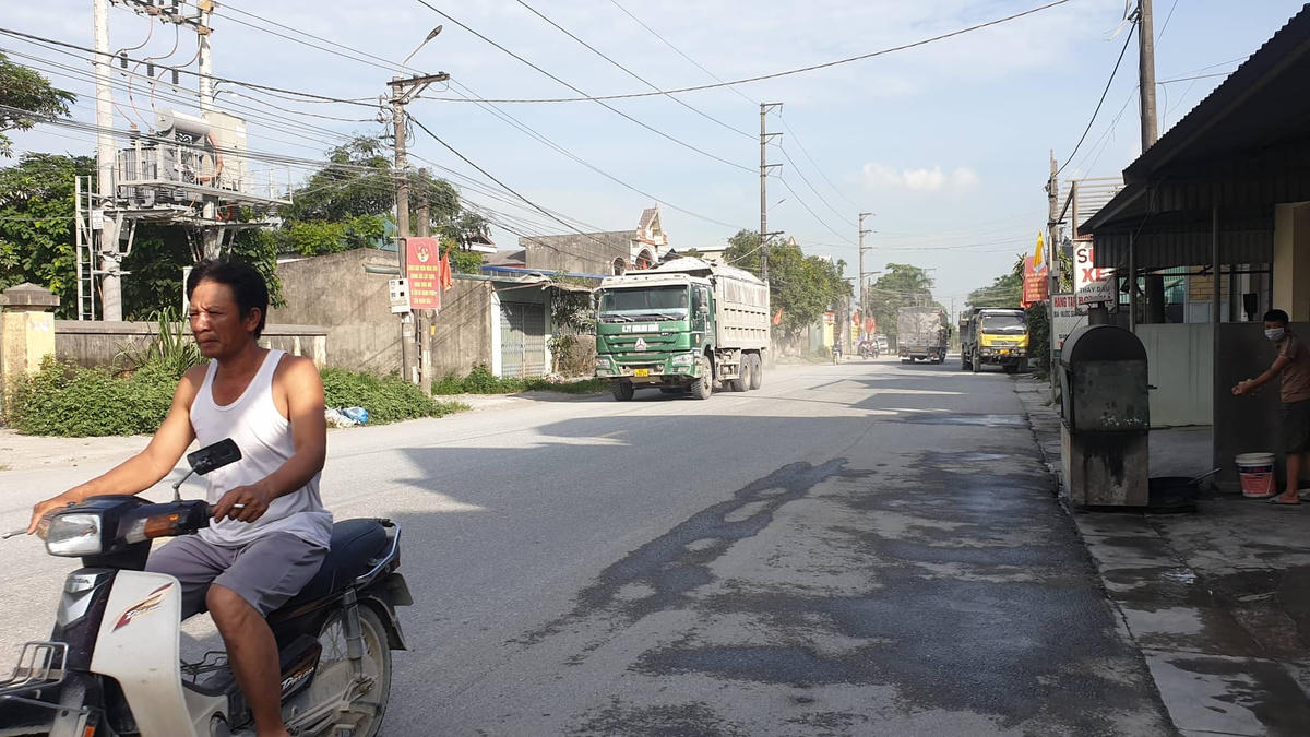 Hà Nam:  Người dân Hồng Sơn 'khổ sở' vì sống trong cảnh bụi bặm, xe tải hoành hành