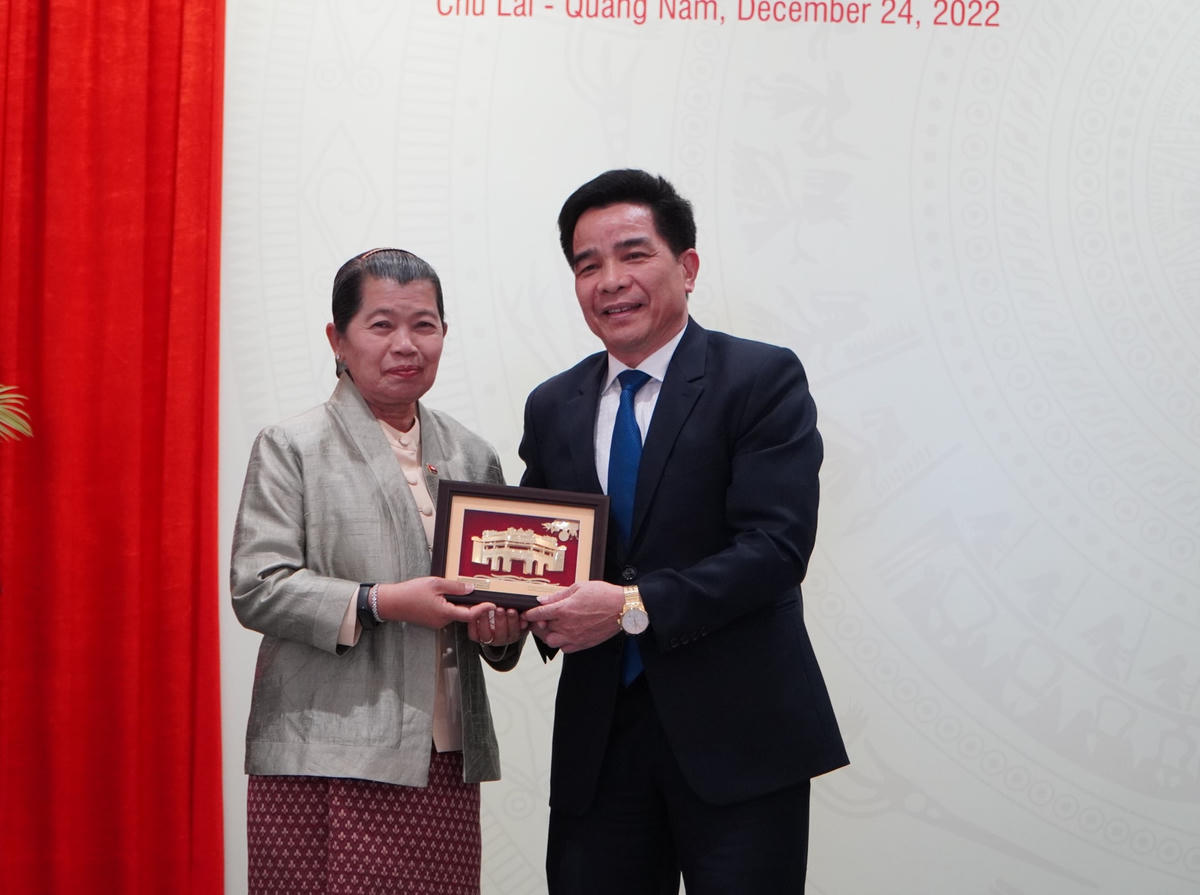 Lãnh đạo tỉnh Quảng Nam tặng quà lưu niệm cho đại biểu Nhóm Nghị sĩ hữu nghị Campuchia. 