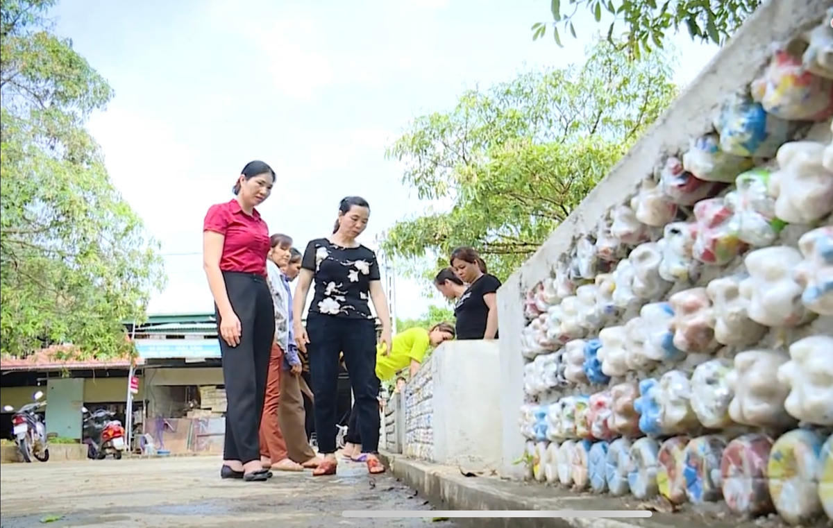 Người dân xã Phú Bình, huyện Chiêm Hóa làm gạch sinh thái từ các vỏ chai nhựa.