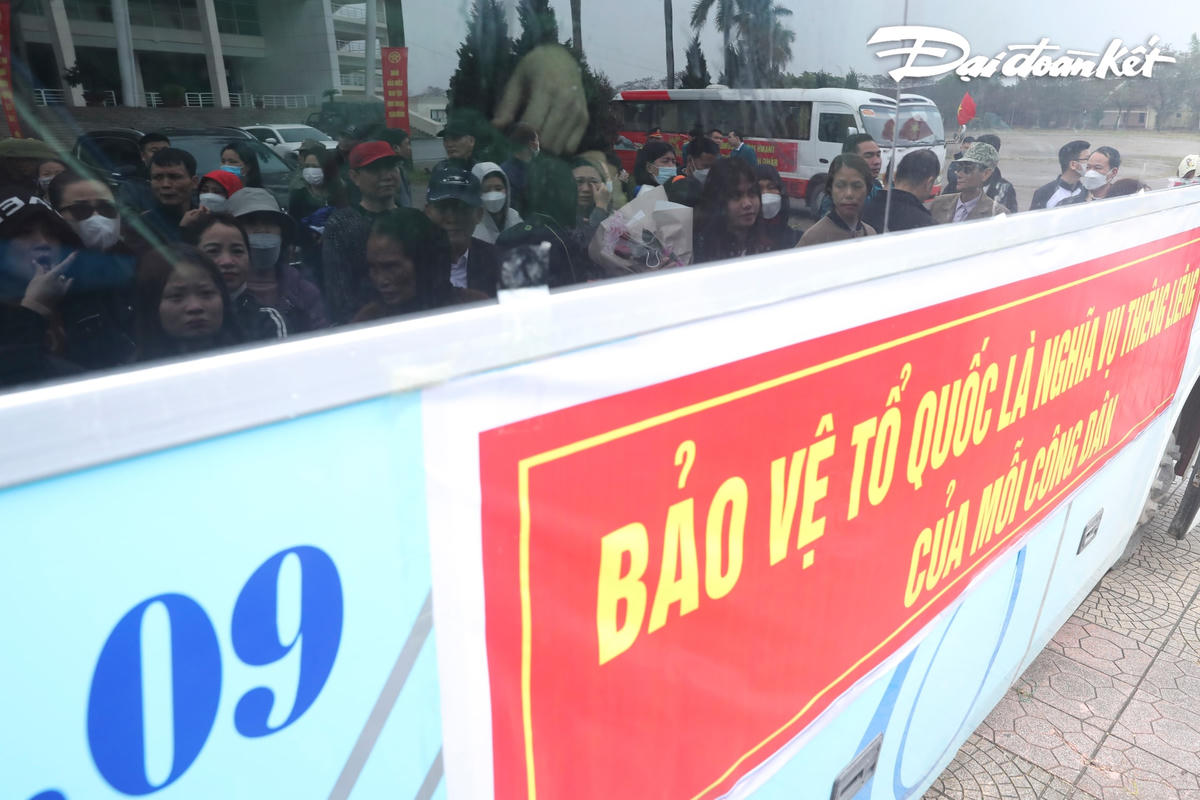 Những ánh mắt xúc động, lưu luyến nhìn theo chuyến xe đưa các tân binh lên đường nhập ngũ của người thân.