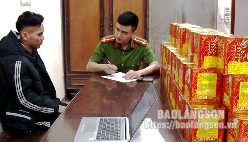 Đối tượng Nông Văn Tuấn cùng tang vật tại cơ quan Công an. Ảnh: Báo Lạng Sơn