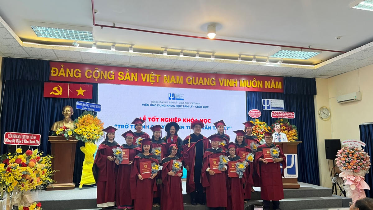 Trao tặng giấy khen cho các học viên tốt nghiệp khóa học “Trở thành chuyên viên tham vấn tâm lý”. (Ảnh: Thanh Tình).