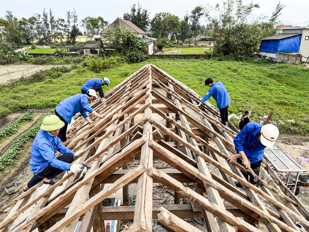 Lực lượng đoàn viên thanh niên ở Hà Tĩnh chung tay xóa nhà tạm cùng người dân..