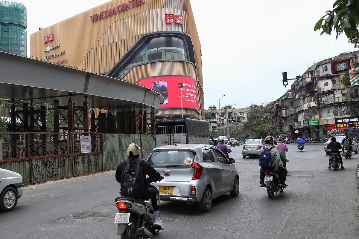 “Để hoàn thành dự án xong trước 30/4, đưa vào hoạt động phục vụ người dân đi lại chúng tôi huy động rất nhiều công nhân lành nghề, máy móc cỡ lớn thi công liên tục 3 ca trên công trường”, ông Nguyễn Văn Thắng cho biết thêm.