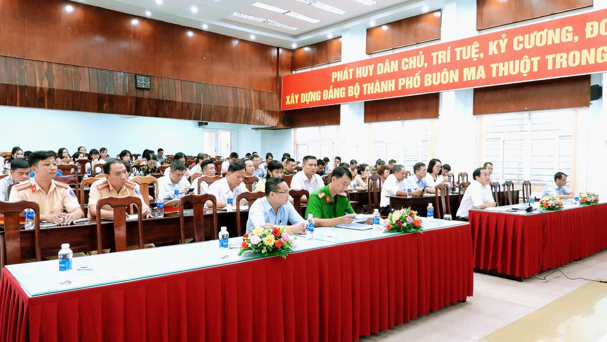 Các đại biểu về dự Hội  nghi.