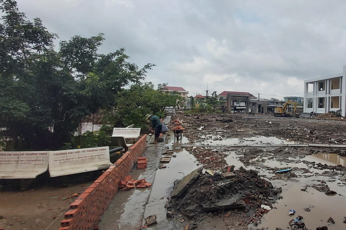 Gói thầu số 12 của Dự án đầu tư xây dựng trường THPT Cái Nước vẫn đang thi công dang dở.