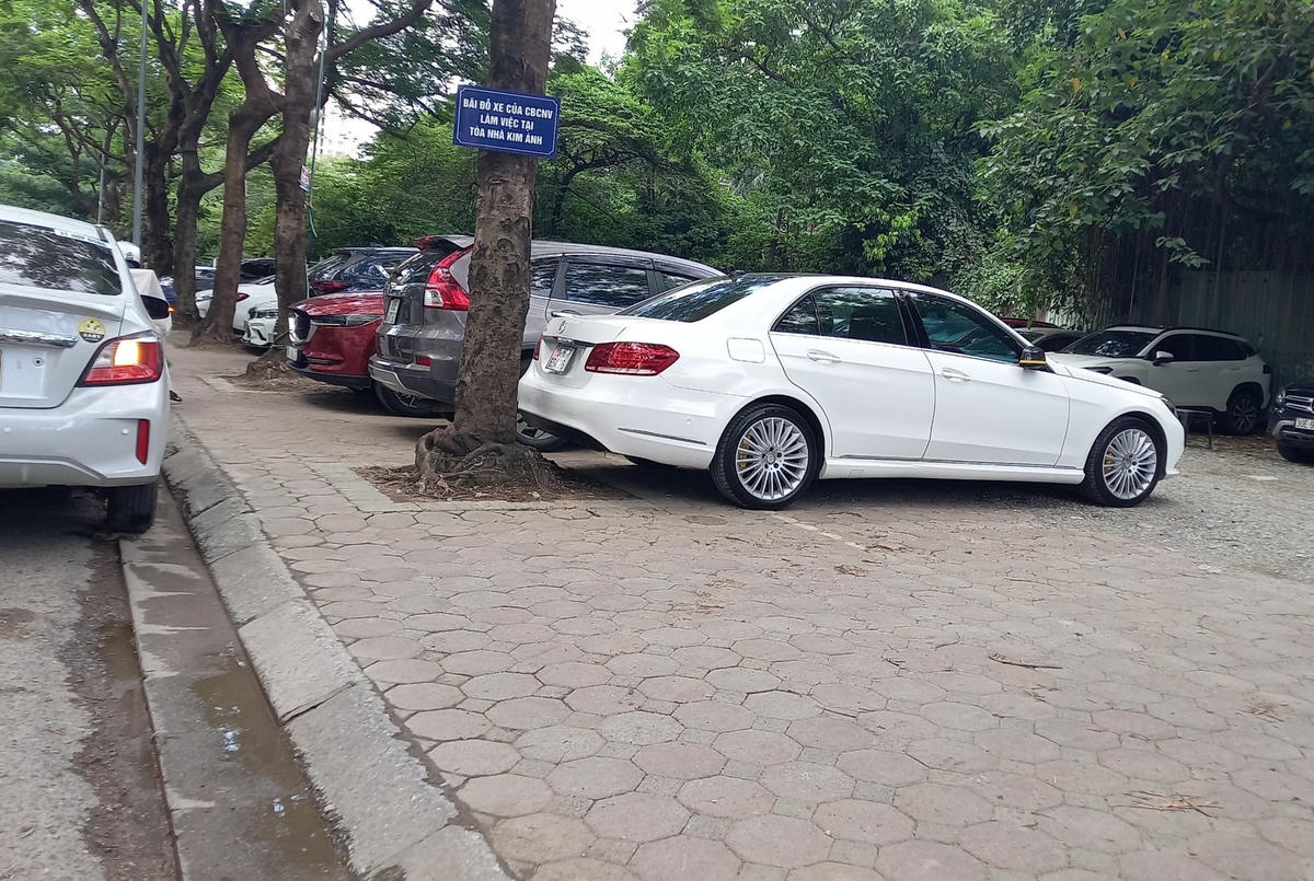  Tòa nhà Kim Ánh lập bãi xe ở lòng đường, vỉa hè ở ngõ 78 Duy Tân, phường Dịch Vọng Hậu, quận Cầu Giấy (Hà Nội).