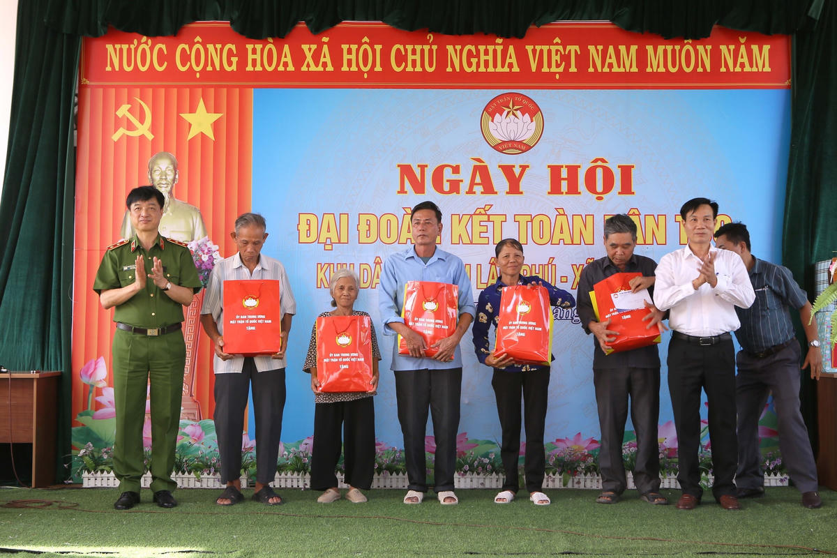 Thứ trưởng Nguyễn Duy Ngọc tặng quà nhân dân địa phương.