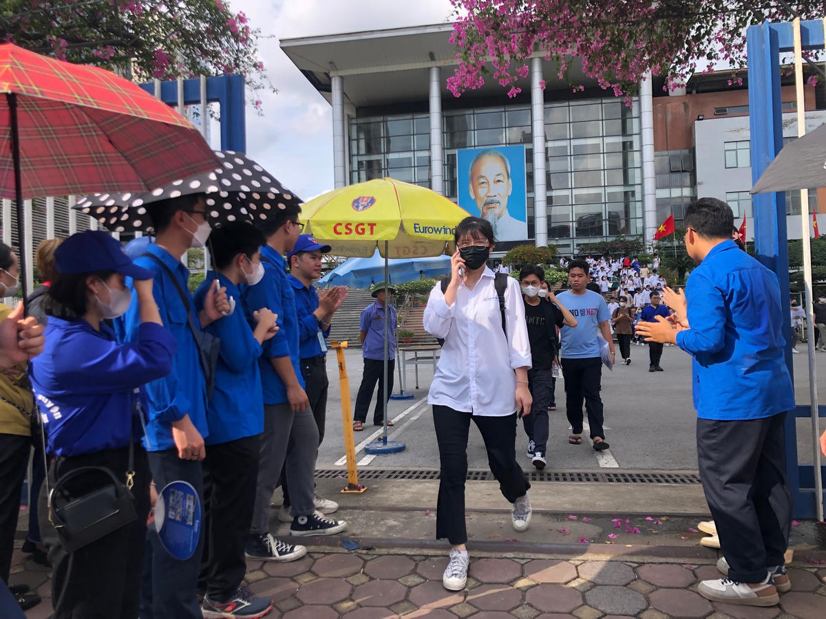 Hà Nội: Một số thí sinh 'sốc' với đề thi môn Toán lạ