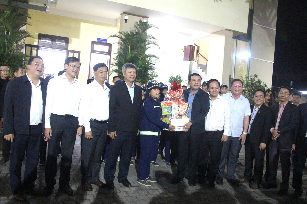 Bí thư Tỉnh ủy Quảng Nam Phan Việt Cường (bên phải) thăm, tặng quà cho công nhân.