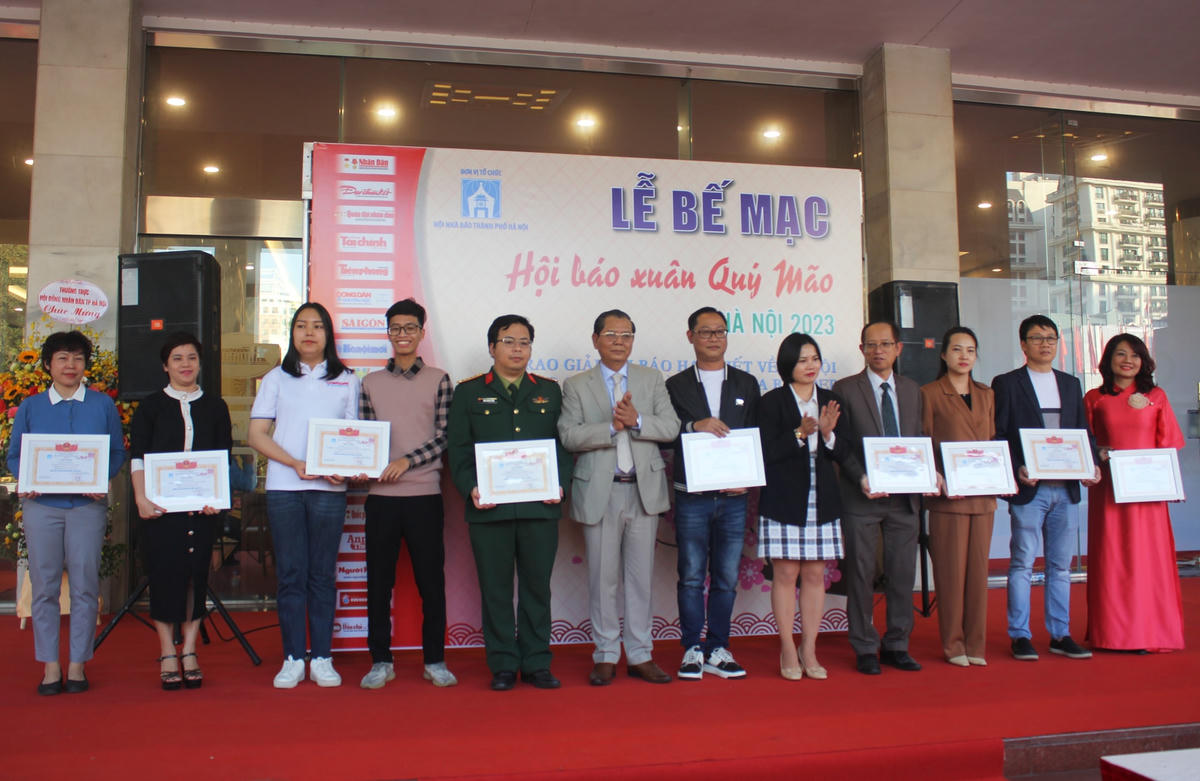 Ban Tổ chức trao Giấy khen cho các tác giả có bài báo hay về Hà Nội.