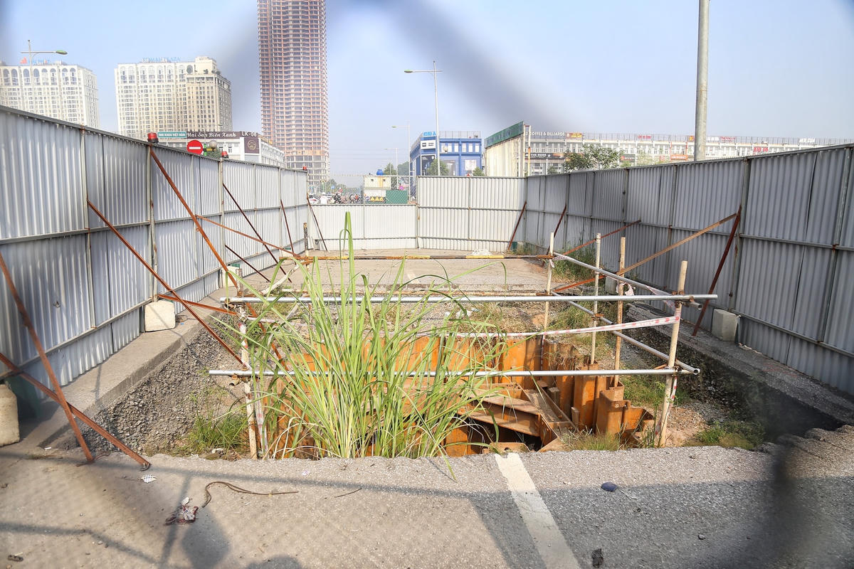 Phía bên trong "lô cốt" không một bóng công nhân làm việc.