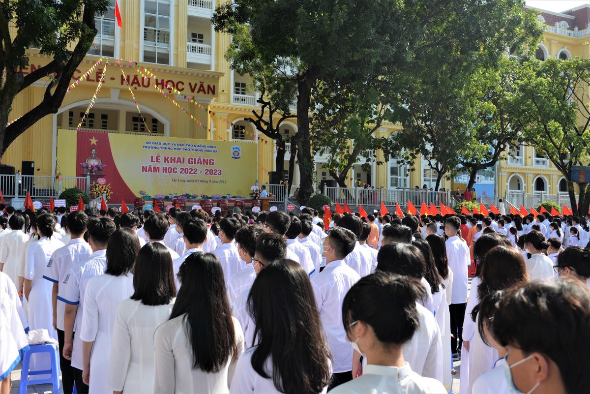 Học sinh trường THPT Hòn Gai đứng trang nghiêm làm lễ chào cờ.