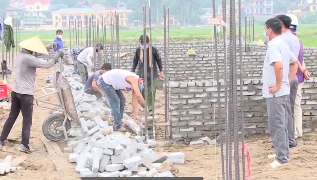 Ban Giám sát đầu tư của cộng đồng xã Việt Đoàn, huyện Tiên Du tham gia giám sát một công trình trên địa bàn.