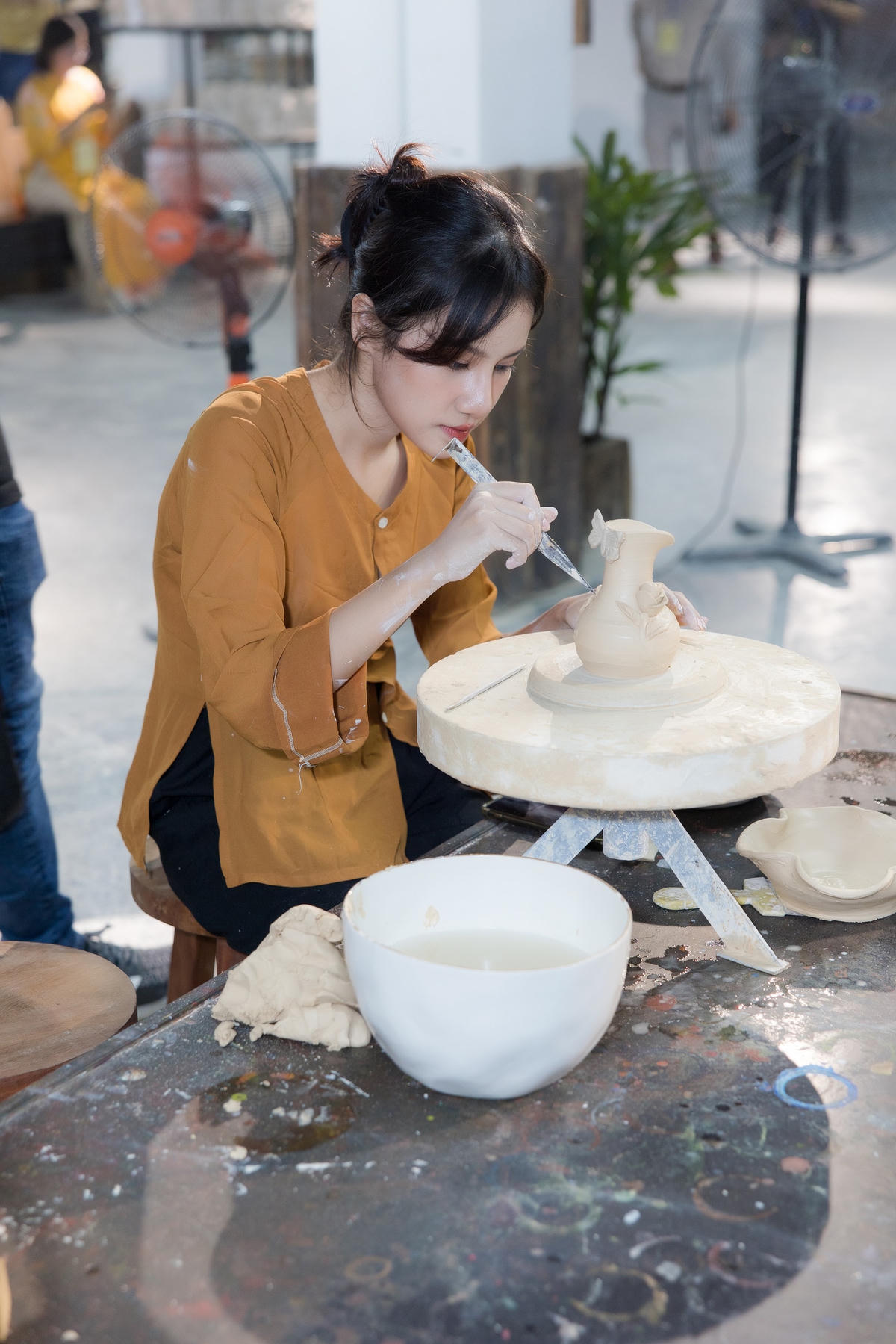 Ngoài ra, người đẹp Du lịch Thế giới còn được trực tiếp nặn gốm, tìm hiểu quy trình làm ra sản phẩm gốm của nghệ nhân Bát Tràng.