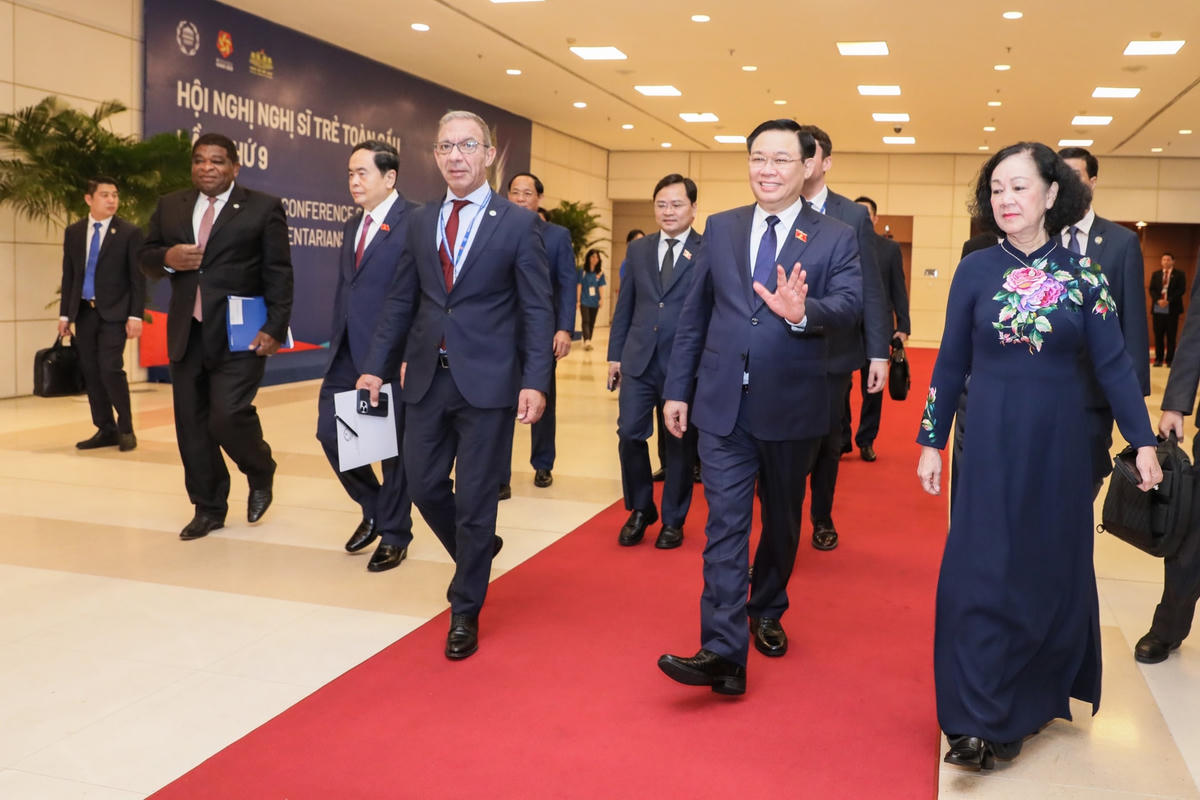 Chủ tịch Quốc hội Vương Đình Huệ; Thường trực Ban Bí thư Trương Thị Mai; và ông Duarte Pacheco, Chủ tịch Liên minh Nghị viện Thế giới đến tham dự hội nghị (Ảnh: Quang Vinh).