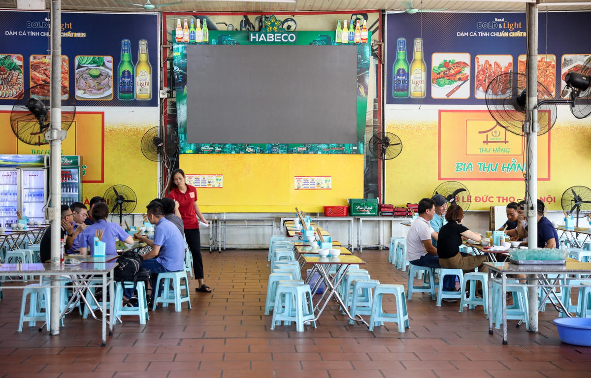 Thiếu tá Trần Quang Chinh, Phó đội Trưởng Đội CSGT đường bộ số 6 (Phòng CSGT Công an TP Hà Nội) cho biết, Đội xác định ngoài việc xử lý nghiêm vi phạm thì công tác tuyên truyền phải là gốc của vấn đề.