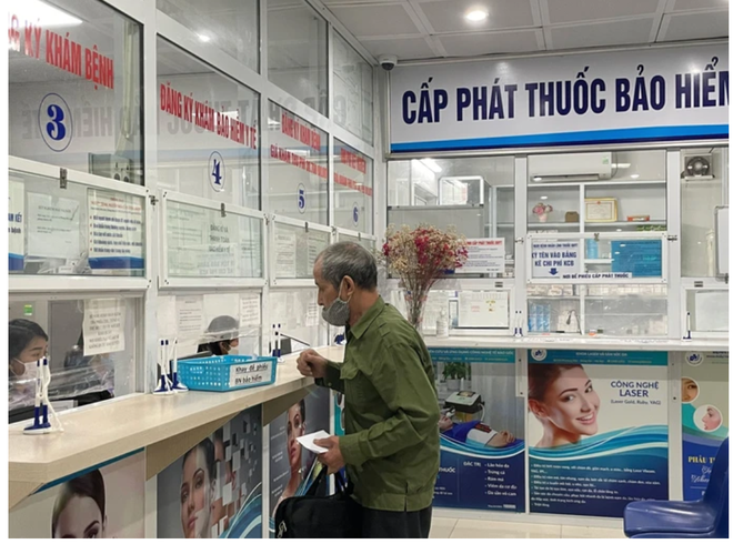 Người dân khám chữa bệnh bảo hiểm y tế.