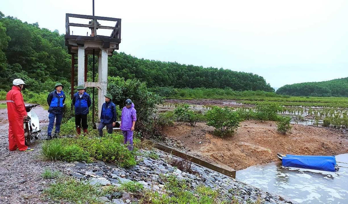 Lãnh đạo huyện Vân Đồn kiểm tra các khu vực xung yếu, có nguy cơ cao xảy ra sạt lở, ngập lụt trên địa bàn. Ảnh: Cổng TTĐT huyện Vân Đồn.