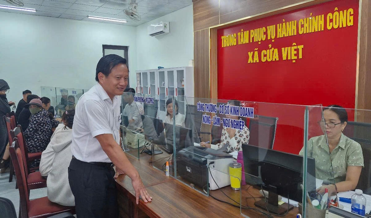 Ông Lê Văn Thông, Chủ tịch UBND xã Cửa Việt kiểm tra tình hình hoạt động tại Trung tâm phục vụ hành chính công xã. Ảnh: N.V.