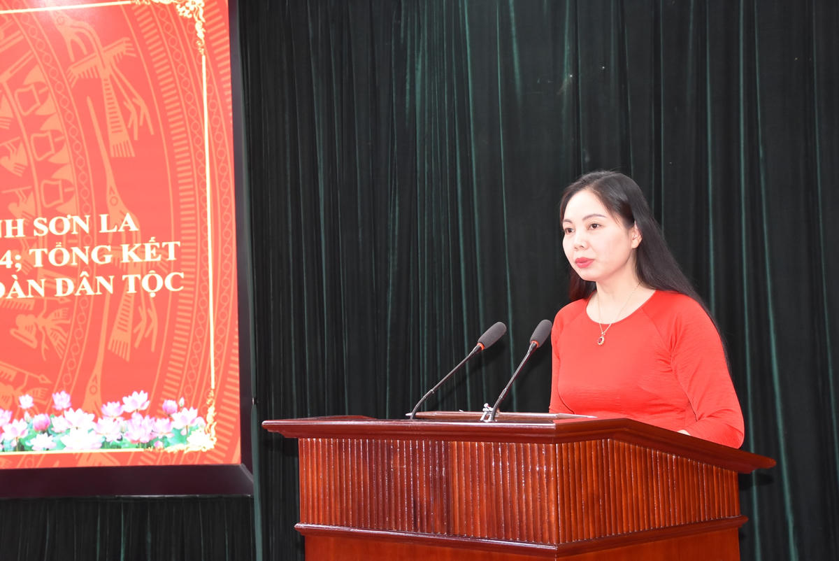 Bà Hoàng Thị Lương Tâm, Phó Chủ tịch Ủy ban MTTQ tỉnh Sơn La báo cáo kết quả công tác Mặt trận 6 tháng đầu năm, chương trình phối hợp thống nhất hành động 6 tháng cuối năm 2023.