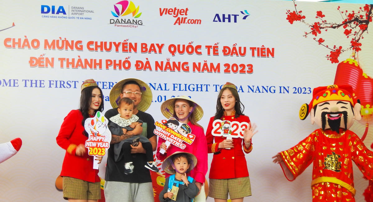Đón 365 khách quốc tế, nội địa đầu tiên đến Đà Nẵng ngày đầu năm mới 2023