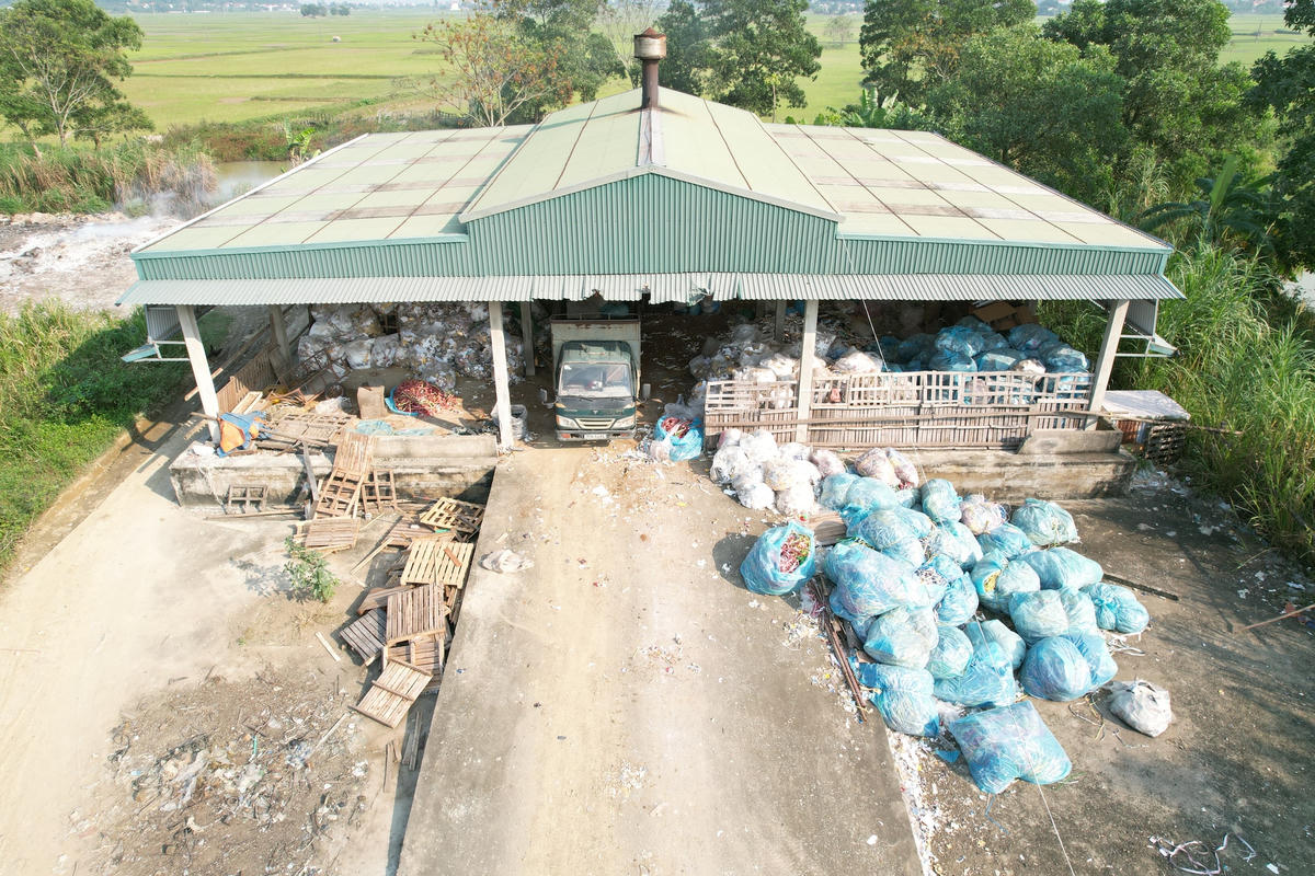Dự án có diện tích khoảng 1,5 ha, tổng vốn đầu tư khoảng 7 tỷ đồng, do UBND xã Đại Lộc làm chủ đầu tư, gồm các công trình như: đường bê tông, nhà bảo vệ, khu lò đốt được lợp mái tôn…