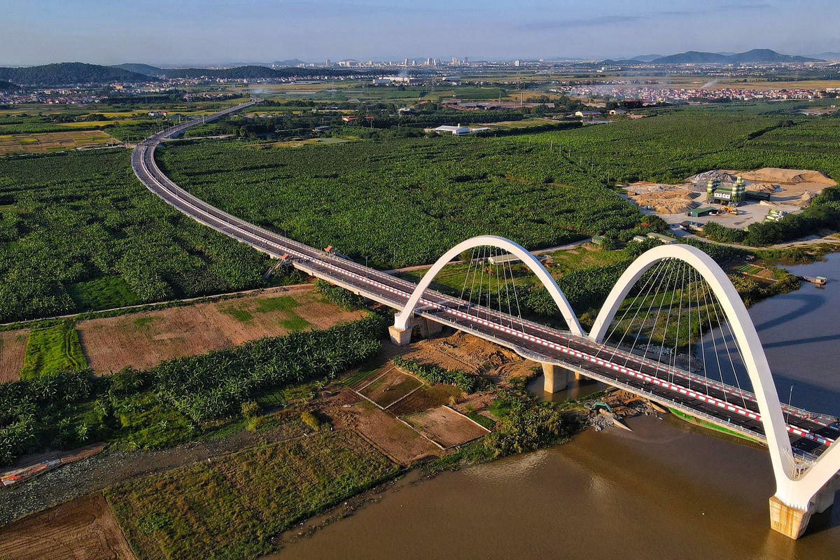 Bắc Ninh: Cầu nghìn tỷ chưa khánh thành, hàng quán đã bủa vây