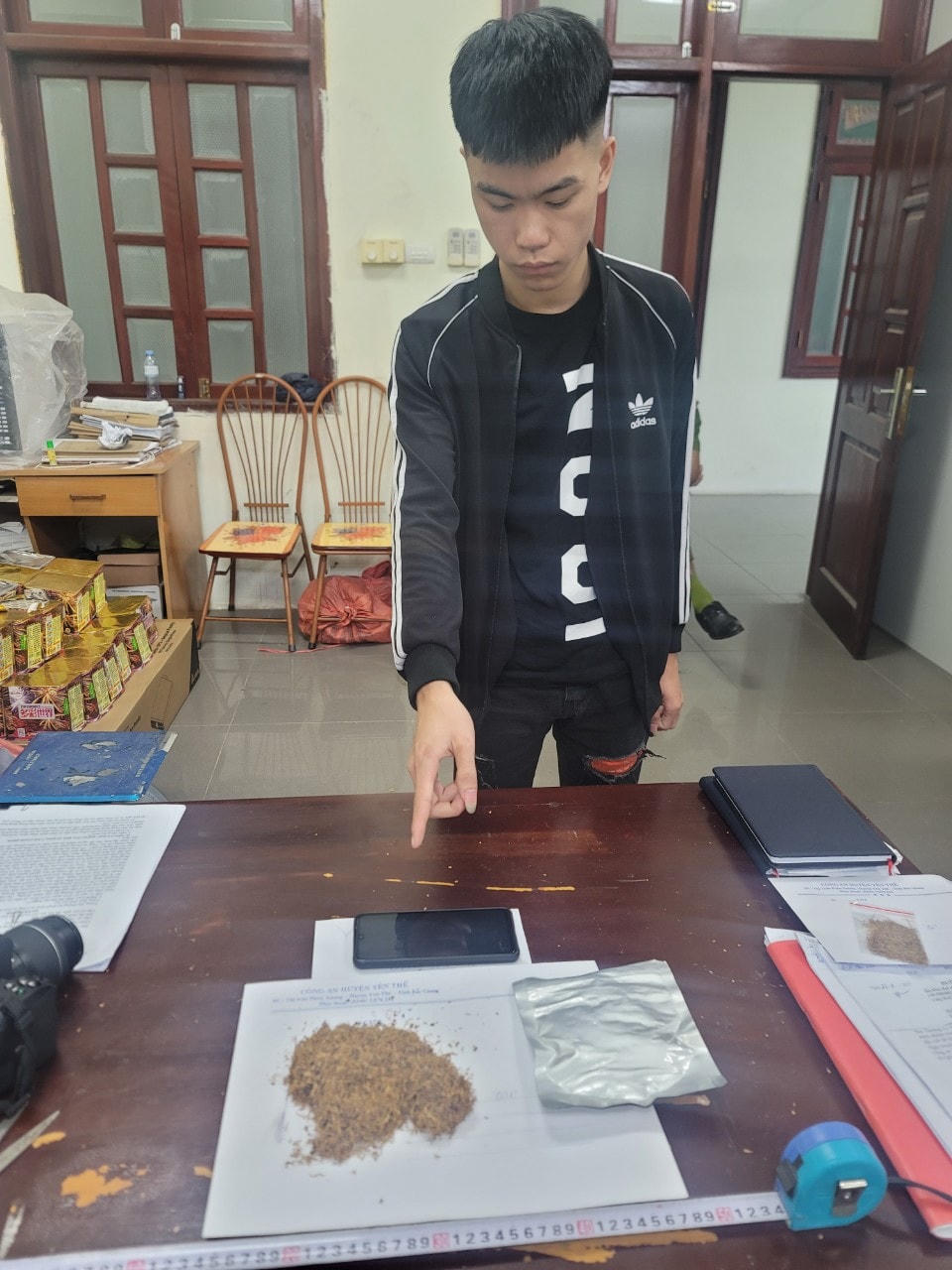 Đối tượng Nguyễn Thanh Tùng cùng tang vật là "cỏ mỹ". Ảnh: Công an tỉnh Bắc Giang.