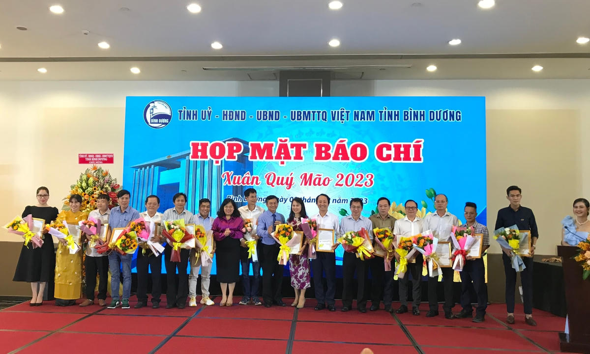 Lãnh đạo tỉnh Bình Dương trao Thư cảm ơn đến đại diện các cơ quan báo chí.