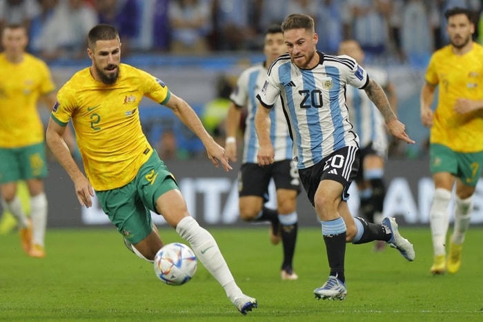 Argentina gặp khó khăn để đưa bóng tiến sát khung thành Australia trong thời gian đầu trận.