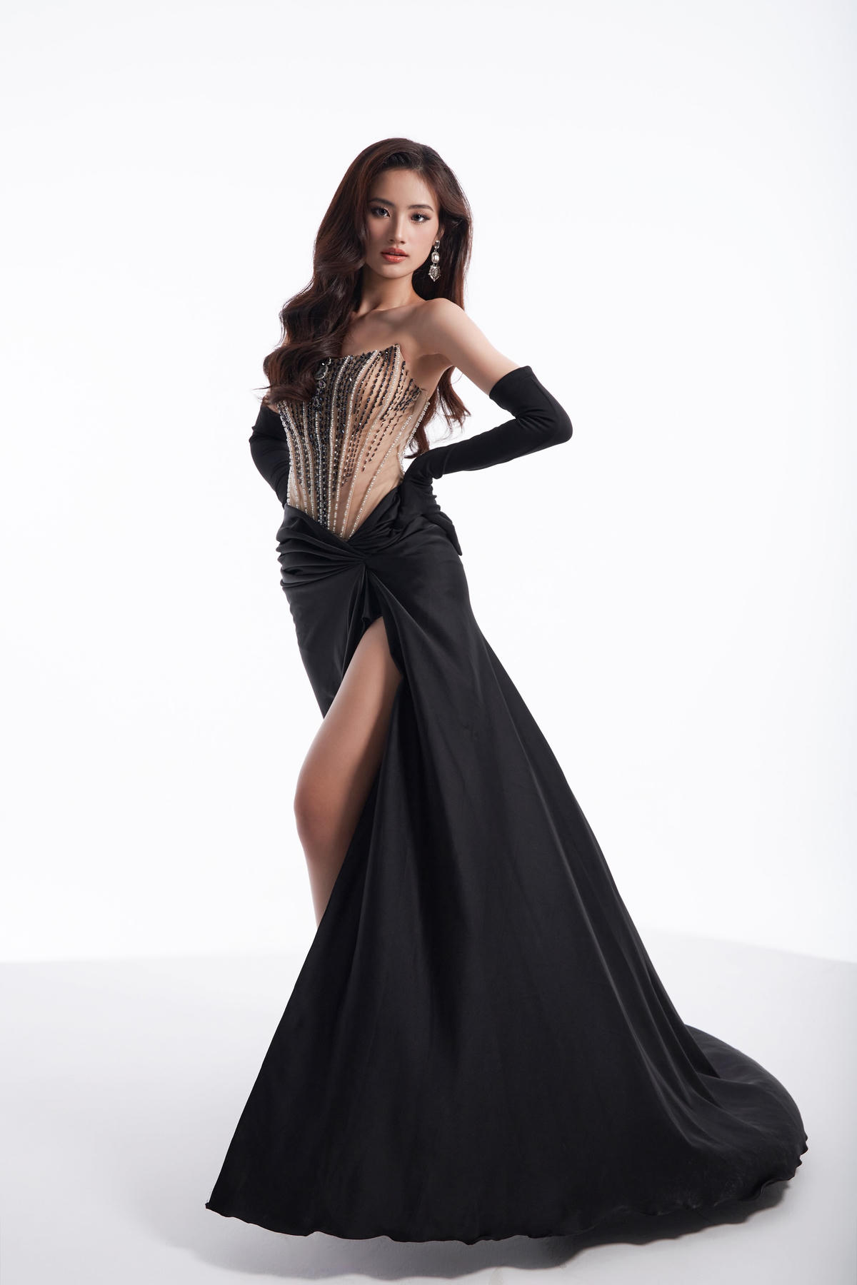 Ý Nhi nói cô có bạn trai và được gia đình ủng hộ chuyện tình cảm. 