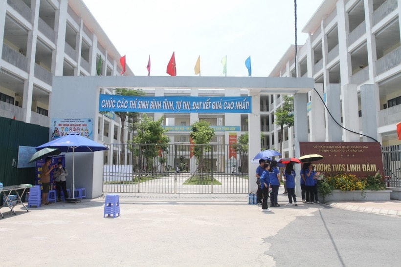 Thanh niên tình nguyện túc trực trước cổng trường sẵn sàng hỗ trợ thí sinh.
