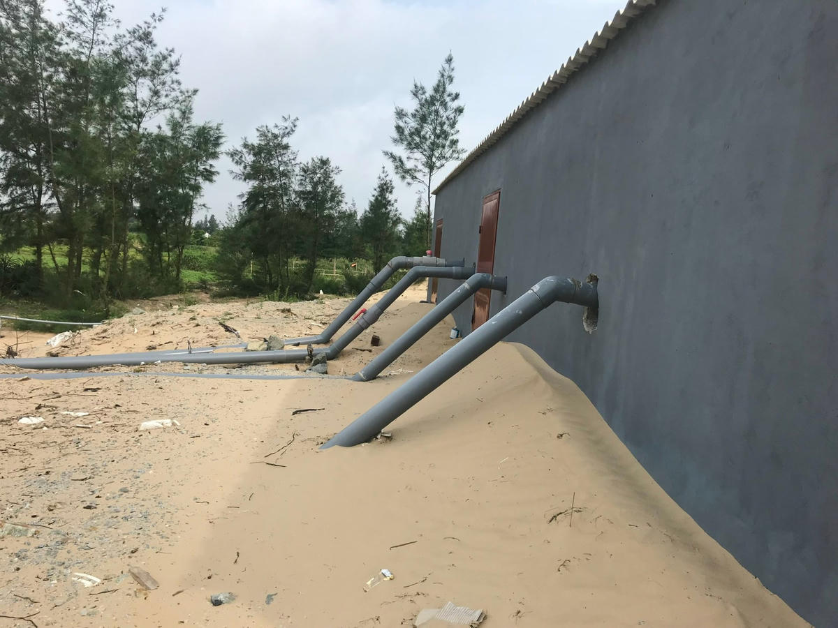 Hệ thống máy móc, đường ống dẫn nước đầu vào mới được xây dựng.