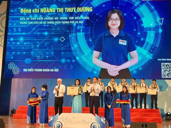 Ông Trần Tuấn Anh và lãnh đạo tỉnh Bình Dương trao bằng khen cho các cá nhân được tuyên dương (Ảnh T.N).
