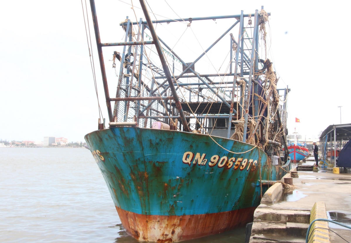 Tàu vỏ thép QNa 90659 TS neo đậu tại cảng Kỳ Hà.