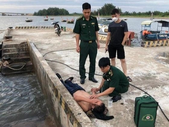 Lực lượng chức năng tổ chức sơ cứu cho nạn nhân.