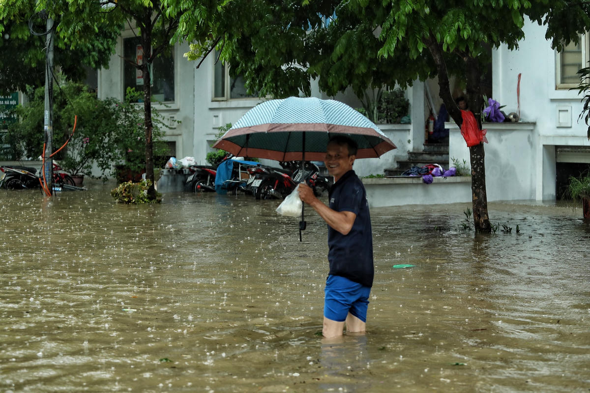 Mưa liên tiếp với lưu lượng lớn đã khiến hệ thống thoát nước đô thị của thành phố quá tải (công suất hệ thống thoát nước tại những khu vực đã được đầu tư, cải tạo chỉ đáp ứng thoát nước với lượng mưa 50mm/2 giờ; 300mm/2 ngày).