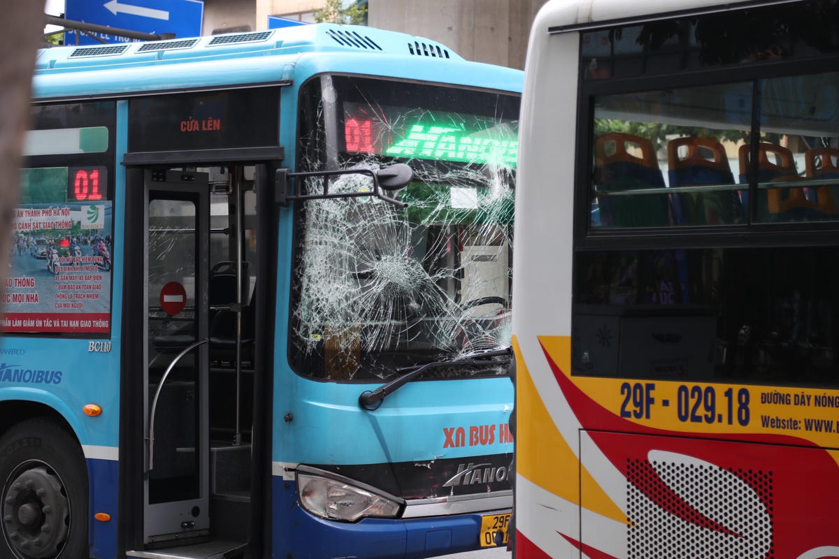 "Do thời điểm trưa nên lượng khách trên xe cũng khá ít, tôi thấy ngay sau khi xảy ra tai nạn hành khách bước xuống xe để di chuyển, không thấy hành khách nào bị thương.