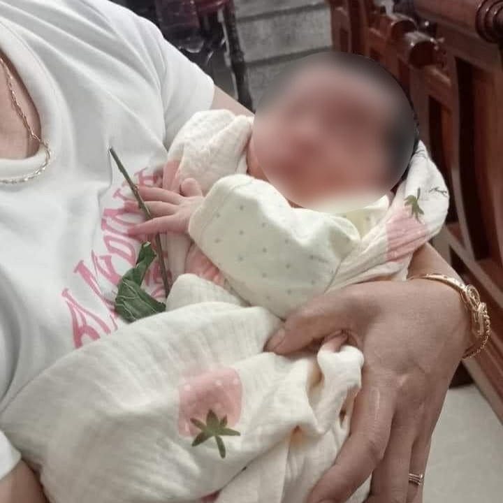Cháu bé được người dân phát hiện quấn trong chăn, để trước cổng nhà dân.