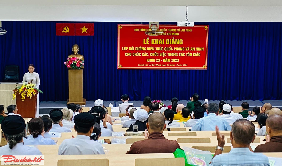 Quang cảnh lễ khai giảng sáng 3/10. (Ảnh: Hồng Phúc).