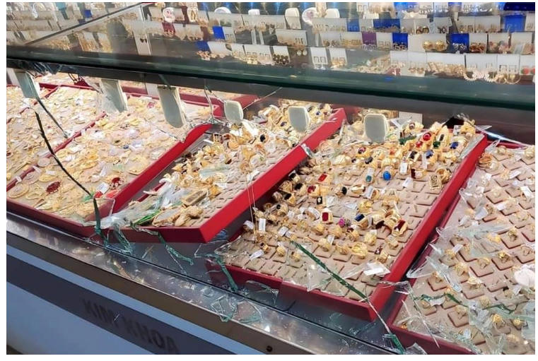 Tủ kính trong tiệm vàng bị đập bể. Nguồn: Dân Trí.