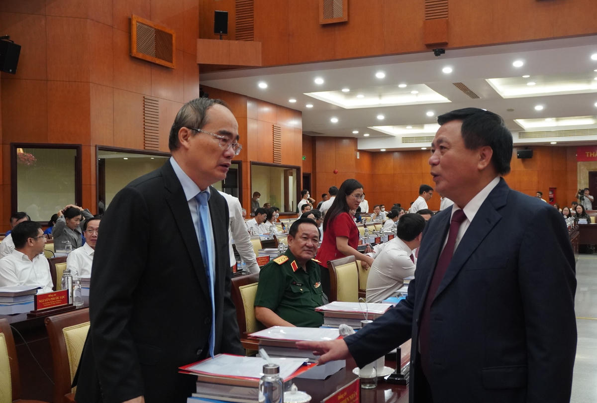 Nguyên Chủ tịch TƯ Ủy ban MTTQ Việt Nam, Bí thư Thành ủy TP HCM Nguyễn Thiện Nhân trao đổi bên lề hội thảo khoa học. (Ảnh: Hồng Phúc).