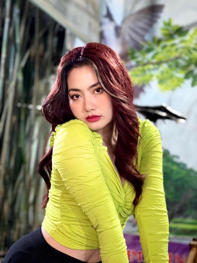 Ngọc Lan gây chú ý với vẻ ngoài xinh đẹp, gợi cảm dù chỉ mới xuất hiện trong "Mẹ rơm".