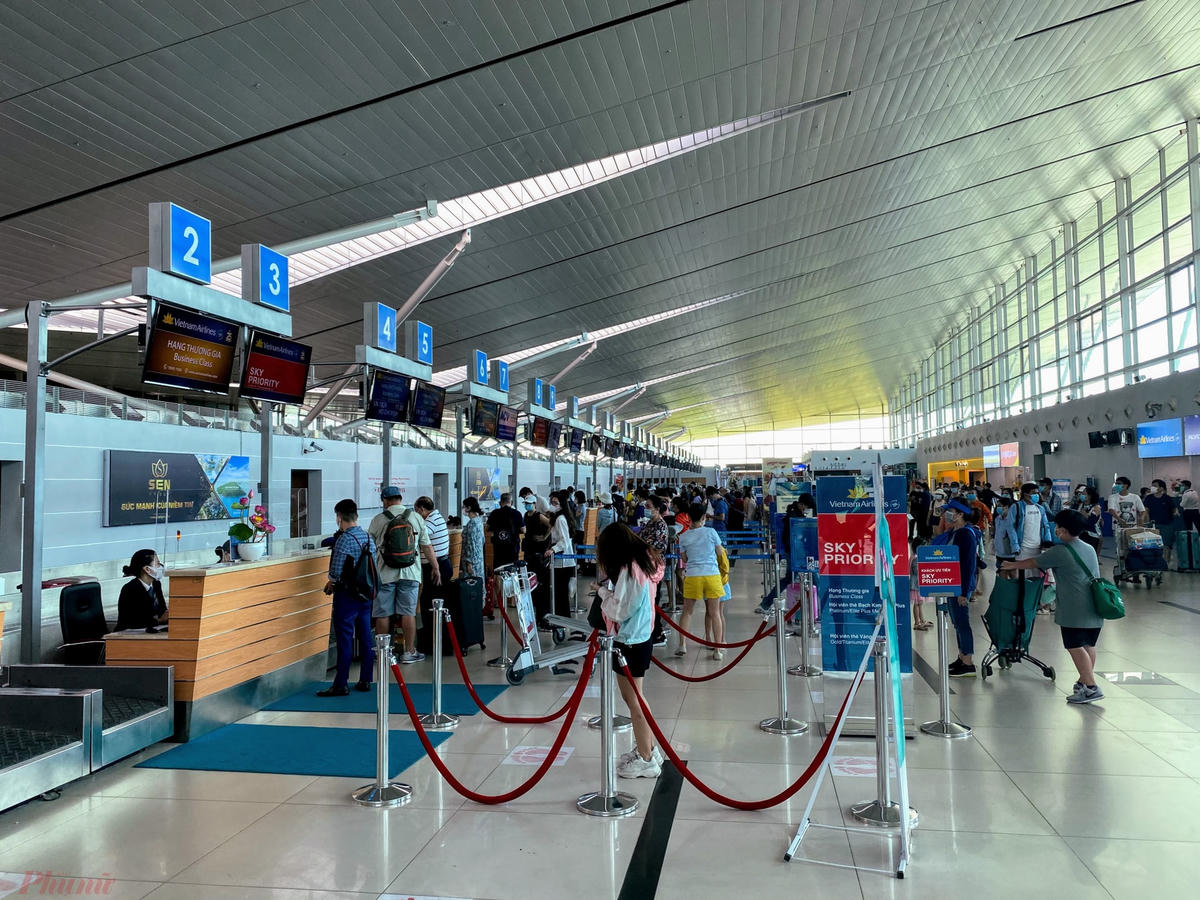 Khách làm thủ tục tại sân bay Phú Quốc. Ảnh: Quốc Thái.