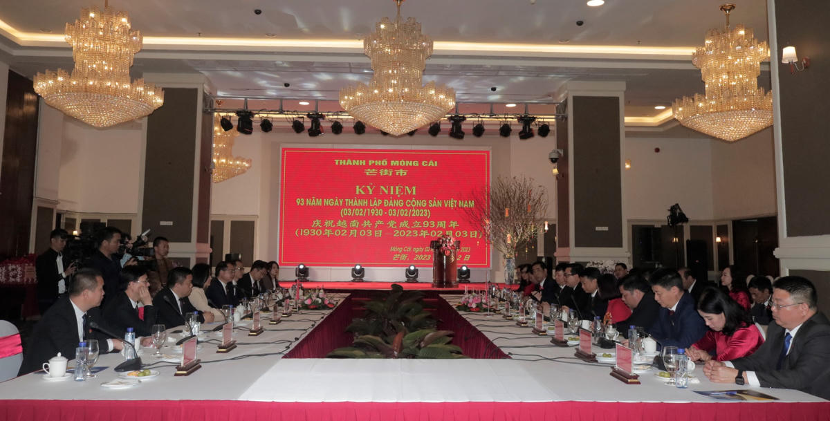 Hai bên cùng hội đàm, trao đổi.