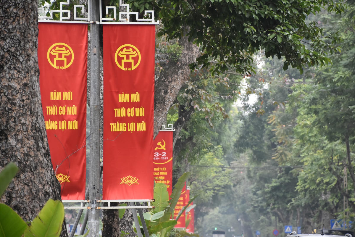 [ẢNH] Đường phố ngập sắc đỏ mừng 93 năm Ngày thành lập Đảng 
