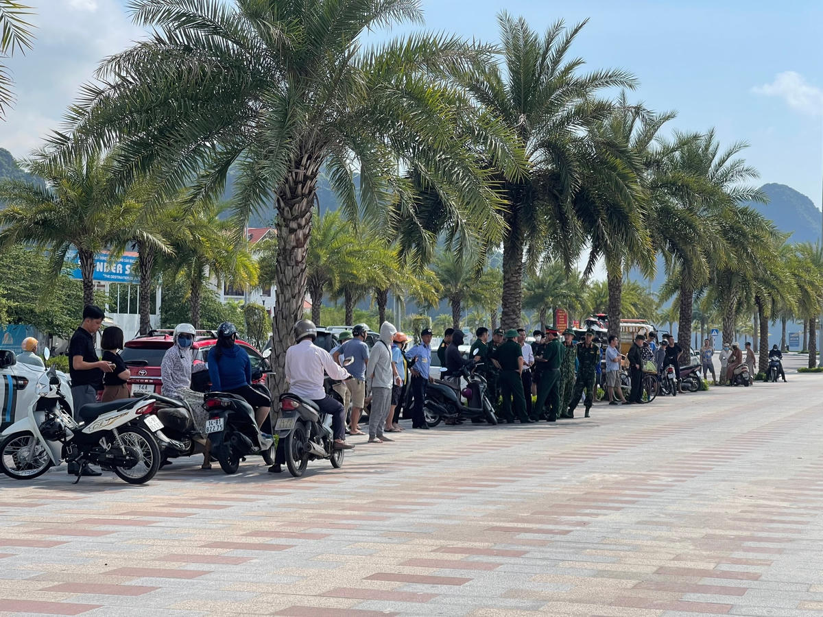 Nhiều người dân có mặt tại hiện trường để theo dõi cuộc tìm kiếm.